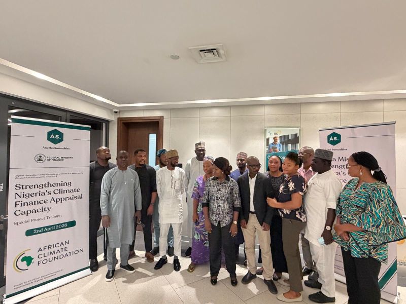 Ángeles Sostenibles team with Nigeria climate finance training participants in Abuja